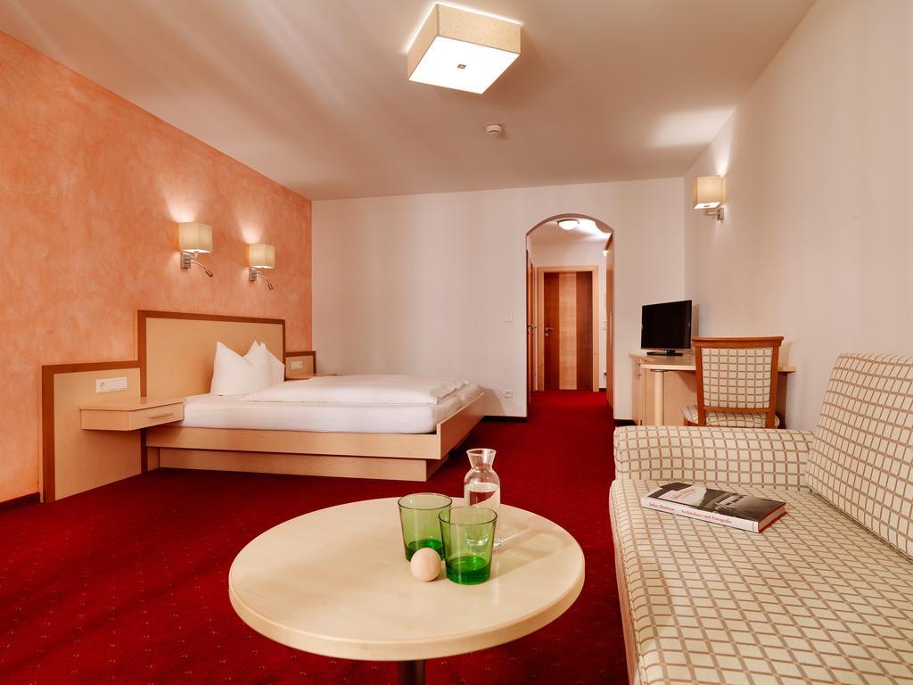 Posthotel Strengen Am Arlberg Rum bild