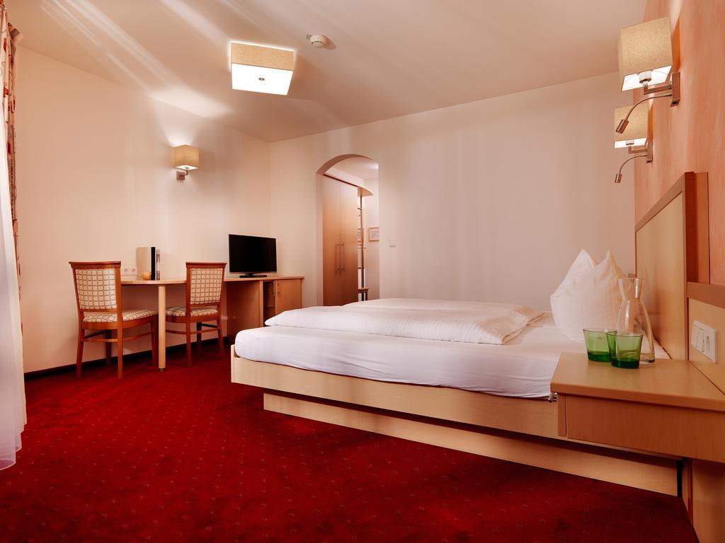 Posthotel Strengen Am Arlberg Rum bild